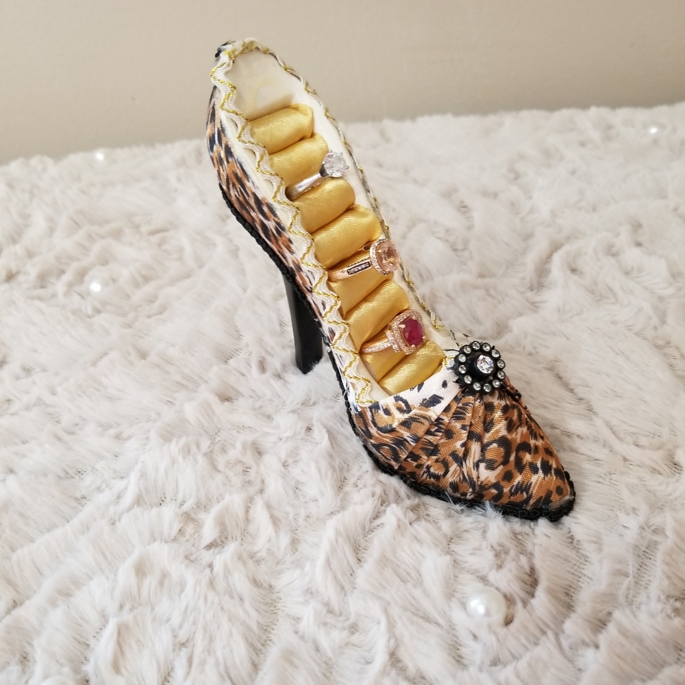 Pretty little ring holder!